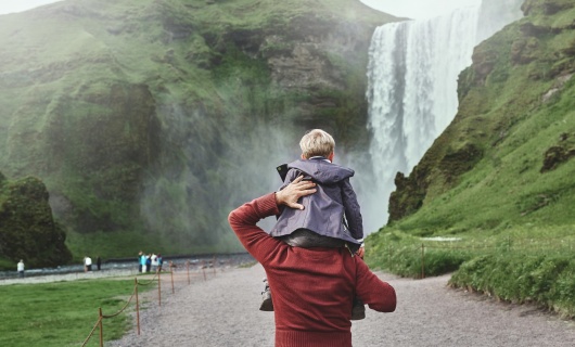 père avec enfants Islande