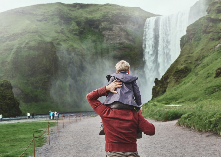 père avec enfants Islande