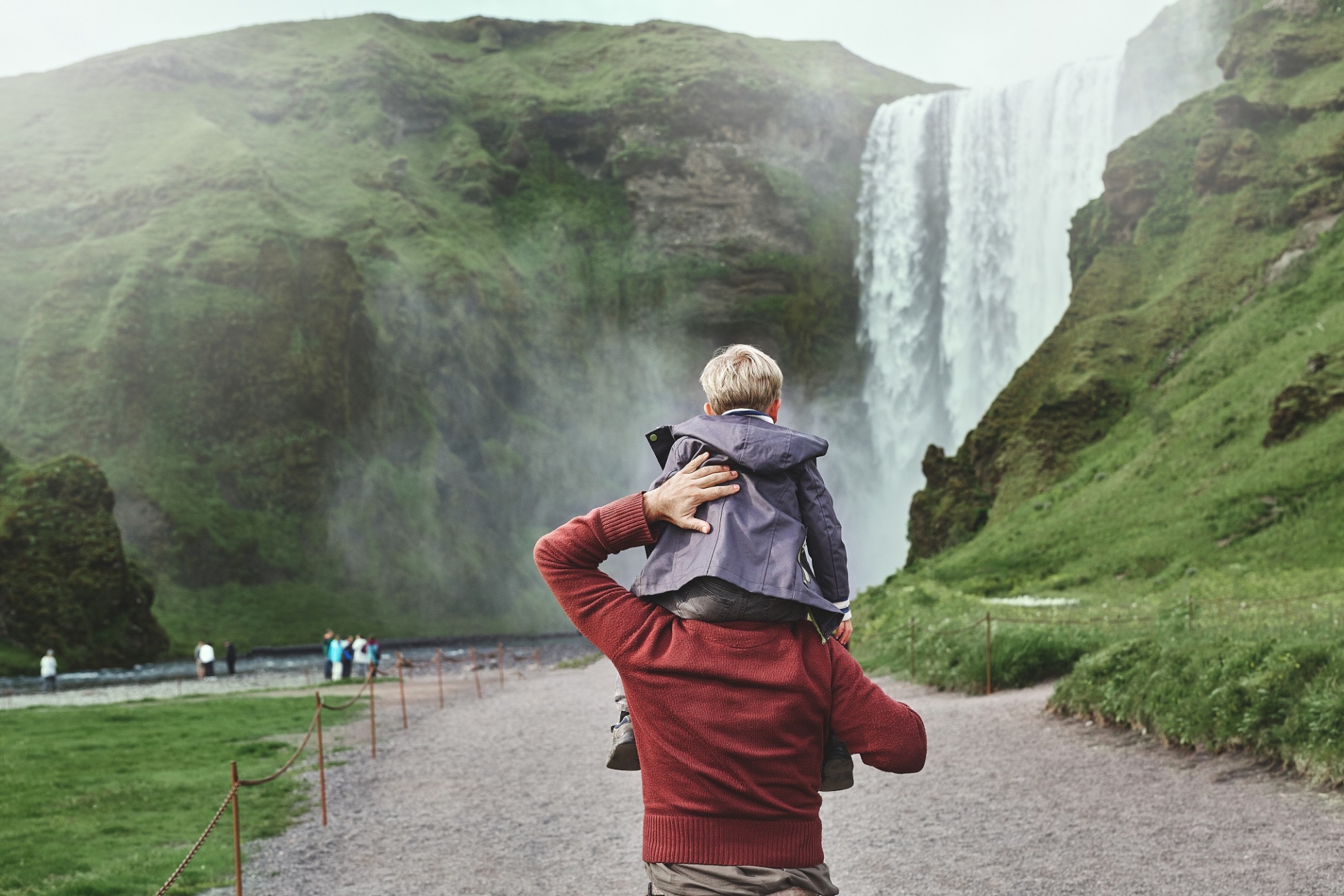 père avec enfants Islande