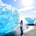 femme touchant un iceberg en islande